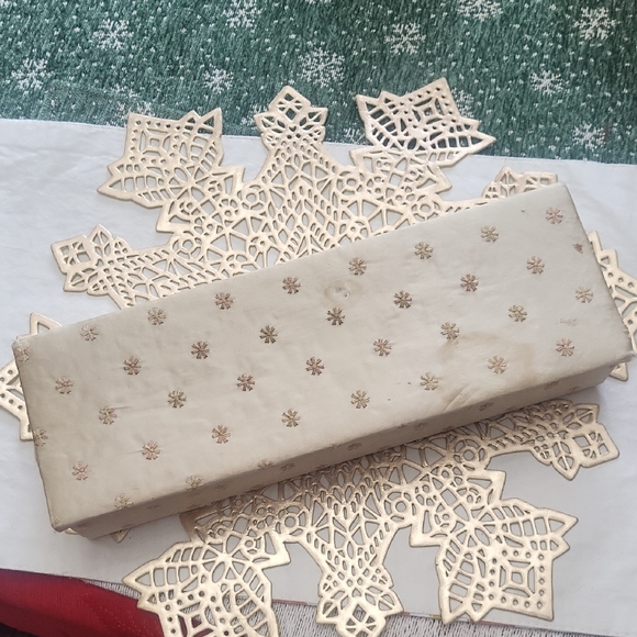 Vintage Embroidered Glove Box – Floral Threadwork – Satin or Silk Exterior - Picture 3 of 9